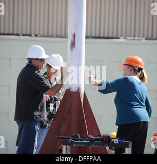 Chatsworth CA, USA. 3. Oktober 2013.  Eine Saturn V f-1 Rakete Maschine bewegt sich aus seiner Heimat von fast 35 Jahren, die außen Aerojet Rocketdyne vor der Canoga Avenue Anlage geplant bis Ende des Jahres geschlossen. Der Motor wurde auf seine neue Heimat außerhalb des Unternehmens Einrichtung in Chatsworth CA gehoben. Der Motor wiegt 18.400 Pfund und steht 19 Fuß hoch und mehr als 12 Fuß breit, der Motor geliefert 1,5 Millionen Pfund Schub, die Apollo-Ära Saturn V gestartet. Die Apollo-Ära Saturn V. © gen Blevins/ZUMAPRESS/Alamy Live-Nachrichten Stockfoto