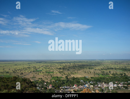 Blick auf die Landschaft von Phnom Sampeau Berg in der Nähe von Battambang, Kambodscha. Stockfoto