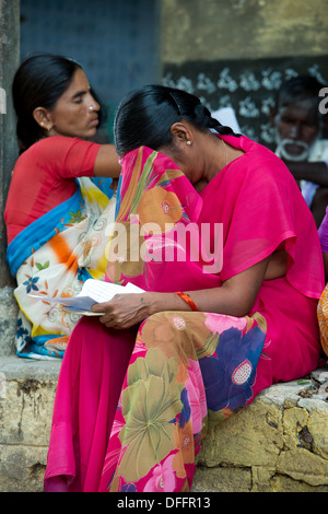 Distressed Sehbehinderte indische Dorfbewohner die Augenklinik in Sri Sathya Sai Baba mobile aufsuchende Krankenhaus warten. Indien Stockfoto