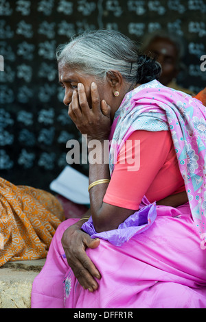 Sehbehinderte indische Dorfbewohner die Augenklinik in Sri Sathya Sai Baba mobile aufsuchende Krankenhaus warten. Indien Stockfoto