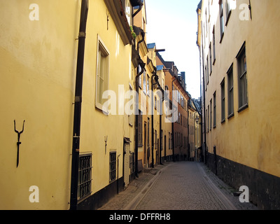 Stockholm-Gasse mit alten gelben Häusern und Kopfsteinpflaster Stockfoto