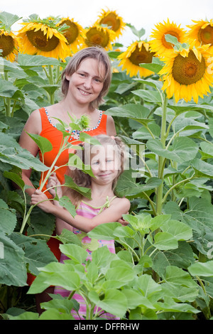 Mutter und Tochter stehen auf Sonnenblumen Feld Natur Hintergrund Stockfoto