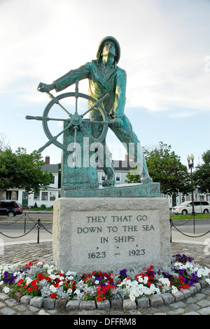 Mann bei der Rad-Statue, die Fischer Memorial Kenotaph in Gloucester, Massachusetts, USA Stockfoto