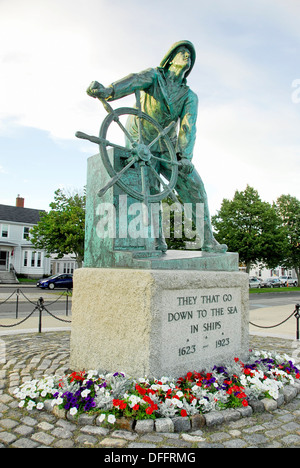 Mann bei der Rad-Statue, die Fischer Memorial Kenotaph in Gloucester, Massachusetts, USA Stockfoto