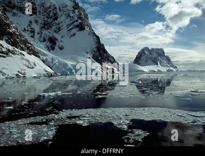 Berge und blauer Himmel Lemaire Channel, Antarktische Halbinsel, Antarktis Stockfoto