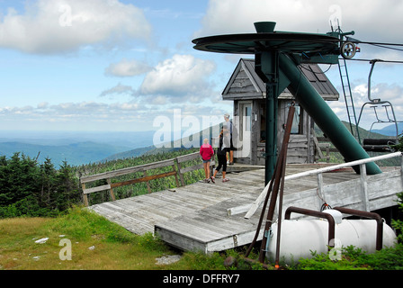 Familie an Spitze der Skilift am Lincoln Peak bei Sugarbush Resort, Mad River Valley, Warren, Vermont Stockfoto