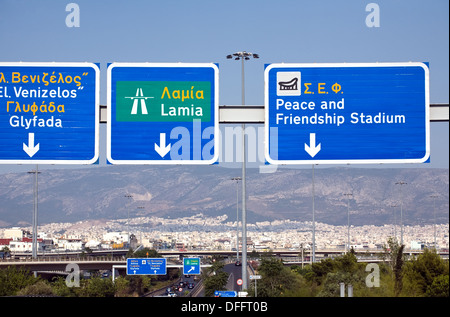 großen Autobahn Richtung Schilder in Athen, Griechenland Stockfoto