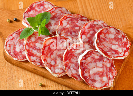 Französische Saucisson Sec auf Schneidebrett geschnitten Stockfoto