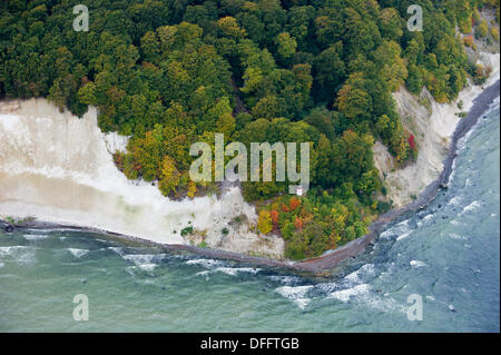 Sassnitz, Deutschland. 1. Oktober 2013. Ein Blick auf die Kreidefelsen und den Kölliker Leuchtturm auf Rügen Insel in der Nähe von Sassnitz, Deutschland, 1. Oktober 2013. Teile der Klippen Zusammenbruch oft wechselnden Küste Schlagschnur. Foto: STEFAN SAUER/Dpa/Alamy Live News Stockfoto