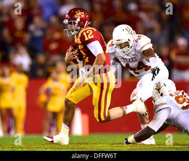 Ames, Iowa, USA. 3. Oktober 2013. 3. Oktober. 2013: Iowa State QB #12 Sam Richardson brechen einen Zweikampf während der NCAA Football Spiel zwischen den Iowa State Zyklonen und die Texas Longhorns an Jack Trice Stadium in Ames, Iowa.Ke Lu/CSM/Alamy Live News Stockfoto