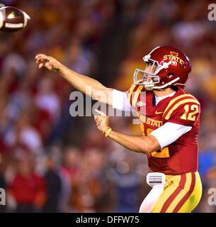 Ames, Iowa, USA. 3. Oktober 2013. 3. Oktober. 2013: Iowa State QB #12 Sam Richardson macht einen Wurf in der NCAA Football-Spiel zwischen den Iowa State Zyklonen und die Texas Longhorns an Jack Trice Stadium in Ames, Iowa.Ke Lu/CSM/Alamy Live News Stockfoto