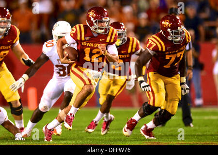 Ames, Iowa, USA. 3. Oktober 2013. 3. Oktober. 2013: Iowa State QB #12 Sam Richardson machen einen Lauf während der NCAA Football-Spiel zwischen den Iowa State Zyklonen und die Texas Longhorns an Jack Trice Stadium in Ames, Iowa.Ke Lu/CSM/Alamy Live News Stockfoto