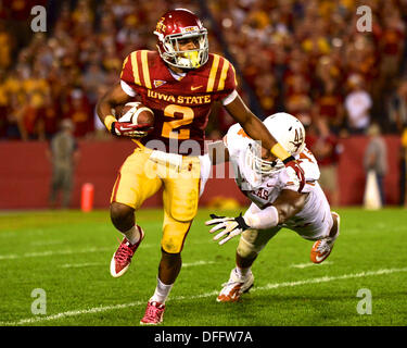 Ames, Iowa, USA. 3. Oktober 2013. 3. Oktober. 2013: Iowa State RB #2 Aaron Wimberly brechen einen Zweikampf während der NCAA Football Spiel zwischen den Iowa State Zyklonen und die Texas Longhorns an Jack Trice Stadium in Ames, Iowa.Ke Lu/CSM/Alamy Live News Stockfoto