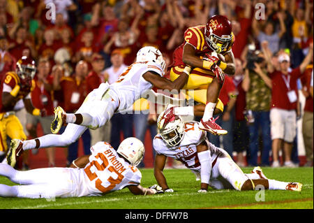 Ames, Iowa, USA. 3. Oktober 2013. 3. Oktober. 2013: Iowa State RB #2 Aaron Wimberly hopping über für einen Touchdown in der 4.. Qt während der NCAA Football-Spiel zwischen den Iowa State Zyklonen und die Texas Longhorns an Jack Trice Stadium in Ames, Iowa.Ke Lu/CSM/Alamy Live News Stockfoto