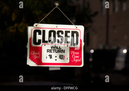 Geschlossene Schild im Schaufenster hängen. Stockfoto