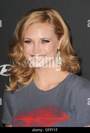 Los Angeles, CA. 3. Oktober 2013. Fiona Gubelmann im Ankunftsbereich für die vierte Saison Premiere des AMC THE WALKING DEAD, AMC Universal Citywalk Stadion 19 IMAX, Los Angeles, CA 3. Oktober 2013. © Elisabeth Goodenough/Everett Collection/Alamy Live-Nachrichten Stockfoto