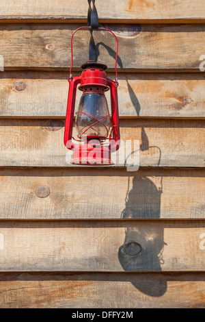 Roten Kerosin-Laterne hängen neben Holzgebäude Stockfoto