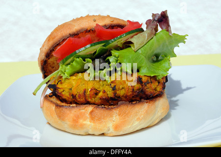 Vegetarische Kichererbsen, Mais und Karotten Burger in einem Sesam Brötchen mit Salat. Stockfoto