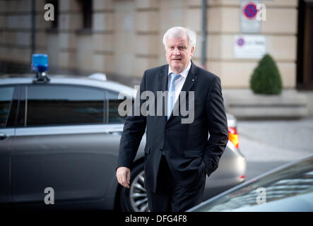 Berlin, Deutschland. 4. Oktober 2013. Premier von Bayern Horst Seehofer kommt nach den Vorgesprächen im Jakob-Kaiser-Haus in Berlin, Deutschland, 4. Oktober 2013. CDU und SPD sind Gespräche zu sehen, ob eine große Koalition möglich ist. Foto: KAY NIETFELD/Dpa/Alamy Live News Stockfoto