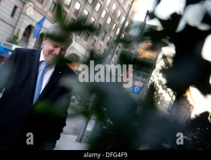 Berlin, Deutschland. 4. Oktober 2013. Premier von Bayern Horst Seehofer kommt nach den Vorgesprächen im Jakob-Kaiser-Haus in Berlin, Deutschland, 4. Oktober 2013. CDU und SPD sind Gespräche zu sehen, ob eine große Koalition möglich ist. Foto: KAY NIETFELD/Dpa/Alamy Live News Stockfoto