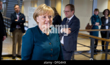 Berlin, Deutschland. 4. Oktober 2013. Bundeskanzlerin Angela Merkel kommt nach den Vorgesprächen im Jakob-Kaiser-Haus in Berlin, Deutschland, 4. Oktober 2013. CDU und SPD sind Gespräche zu sehen, ob eine große Koalition möglich ist. Foto: KAY NIETFELD/Dpa/Alamy Live News Stockfoto