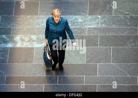 Berlin, Deutschland. 4. Oktober 2013. Bundeskanzlerin Angela Merkel kommt nach den Vorgesprächen im Jakob-Kaiser-Haus in Berlin, Deutschland, 4. Oktober 2013. CDU und SPD sind Gespräche zu sehen, ob eine große Koalition möglich ist. Foto: KAY NIETFELD/Dpa/Alamy Live News Stockfoto