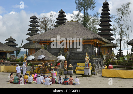 Indonesien, Insel Bali, religiöse Zeremonie im Tempel Pura Ulun Danu Batur Stockfoto