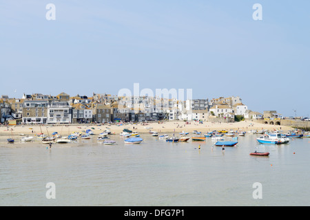 Angelboote/Fischerboote im Hafen an einem sonnigen Tag in St. Ives, Cornwall. Stockfoto