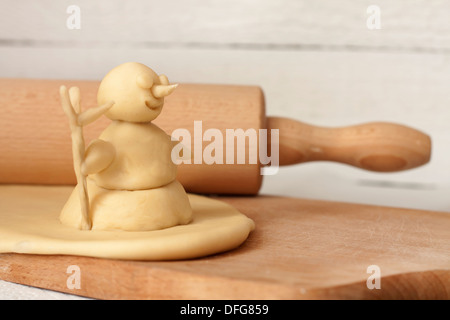 Weihnachten Backen Konzept mit Teig Schneemann und Nudelholz Stockfoto