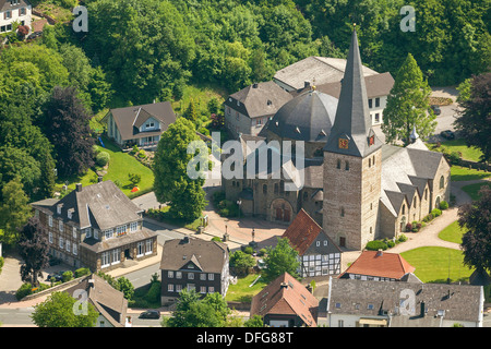 Luftaufnahme, Kirche St. Blasius, Balve, Nordrhein-Westfalen, Deutschland Stockfoto