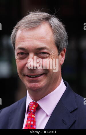 London, UK. 4. Oktober 2013. UKIP Führer Nigel Farage in Leicester Square abgebildet nach seiner Bemerkungen über LBC (Londons größte Gespräch 97,3). Bildnachweis: Tony Henshaw/Alamy Live-Nachrichten Stockfoto