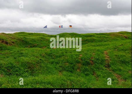 Deutsche, französische und europäische Fahnen über Fort Douaumont, eine französische Festung aus dem ersten Weltkrieg, Verdun Stockfoto