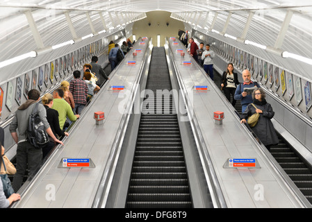 Passagiere auf Rolltreppen an eine u-Bahnstation London Underground, London, London Region, England Stockfoto