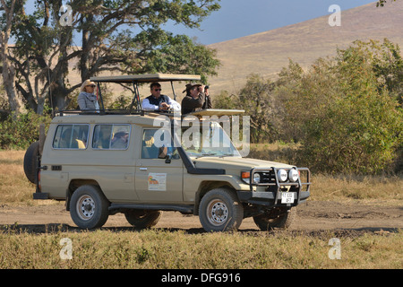 Safari-Fahrzeug unterwegs in der Ngorongoro Crater, Ngorongoro Conservation Area, Tansania Stockfoto