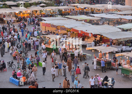 Essensstände am Marktplatz Djemaa el Fna, Marrakesch, Marrakech-Tensift-El Haouz Region, Marokko Stockfoto