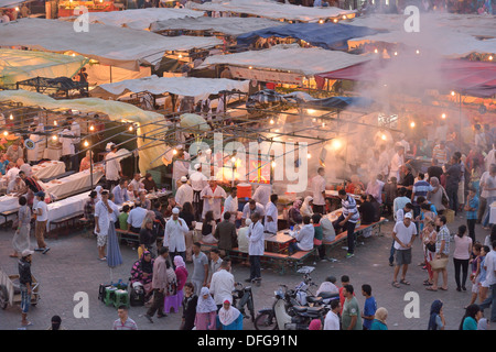 Essensstände auf dem Marktplatz Djemaa el Fna, Marrakesch, Marrakech-Tensift-El Haouz Region, Marokko Stockfoto