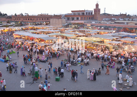 Essensstände auf dem Marktplatz Djemaa el Fna, Marrakesch, Marrakech-Tensift-El Haouz Region, Marokko Stockfoto