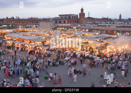 Essensstände auf dem Marktplatz Djemaa el Fna, Marrakesch, Marrakech-Tensift-El Haouz Region, Marokko Stockfoto