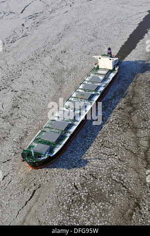 Frachtschiff Prosperous an der Elbe mit Eis fließen, Luftaufnahme, Hamburg, Hamburg, Deutschland Stockfoto