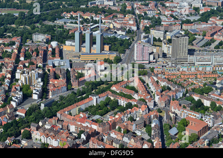 Kuechengarten Square, Mitte, Kraftwerk auf der linken Seite, Ihme-zentrum Wohn-, Geschäfts- und Einkaufszentrum auf der rechten Seite Stockfoto