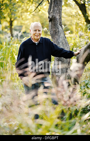 Typisch Rentner in einem Park im Herbst. Stockfoto