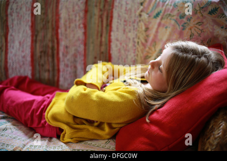 Junges Mädchen auf einem Sofa liegend Stockfoto