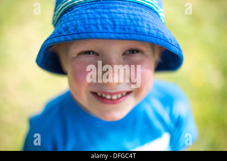 Junge Junge mit Sommersprossen Sonne Hut Stockfoto