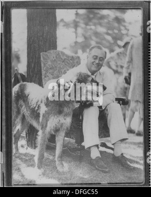 Das Bild zeigt Franklin D. Roosevelt, den 32. Präsidenten der Vereinigten Staaten, der einen Moment während seiner Präsidentschaft festnimmt. Stockfoto