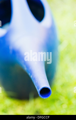 Nahaufnahme des blauen Kunststoff-Gießkanne im Garten im Sommer Stockfoto