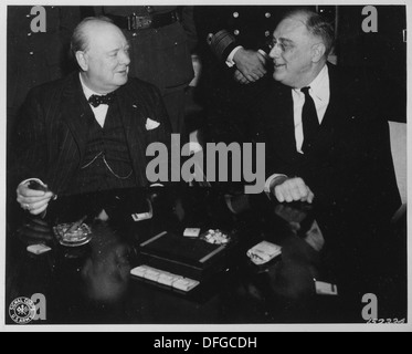 Franklin D. Roosevelt und Winston Churchill treffen sich während des Zweiten Weltkriegs in Casablanca, um über Kriegsstrategie und Nachkriegspläne zu diskutieren. Dieses Treffen war entscheidend für die Gestaltung des Kriegsverlaufs. Stockfoto