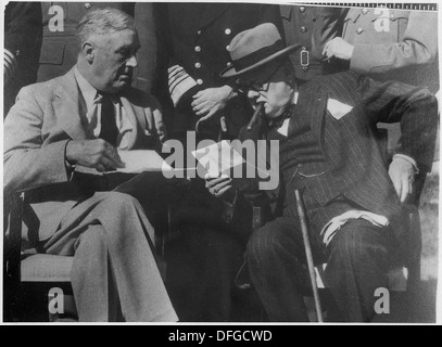 Franklin D. Roosevelt und Winston Churchill treffen sich in Casablanca, um strategische Entscheidungen während des Zweiten Weltkriegs zu erörtern und die Grundlage für zukünftige militärische Pläne zu legen. Stockfoto
