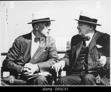 Franklin D. Roosevelt und Winston Churchill treffen sich 1954 in Quebec, Kanada, um über Kriegsstrategien während des Zweiten Weltkriegs zu diskutieren und ihre Führungsallianz zu festigen. Stockfoto