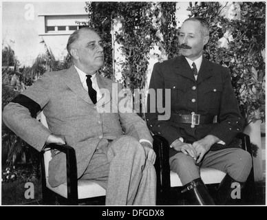 In Casablanca trifft sich Präsident Franklin D. Roosevelt während des Zweiten Weltkriegs mit General Henri Giraud. Das Treffen, das 1943 stattfand, war Teil der strategischen Diskussionen der Alliierten über den nordafrikanischen Feldzug. Stockfoto