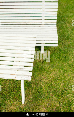 Erhöhte Ansicht des leeren weißen Holzbank und Tisch auf dem grünen Rasen im Garten Stockfoto